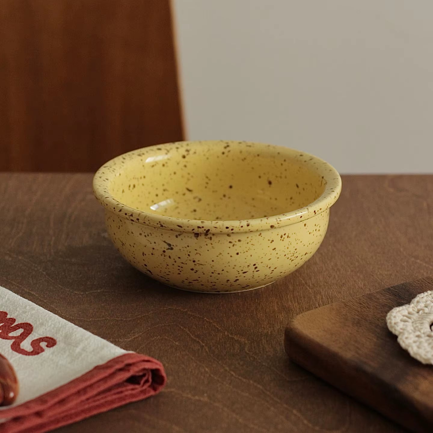 “Retro Calm at the Table” 