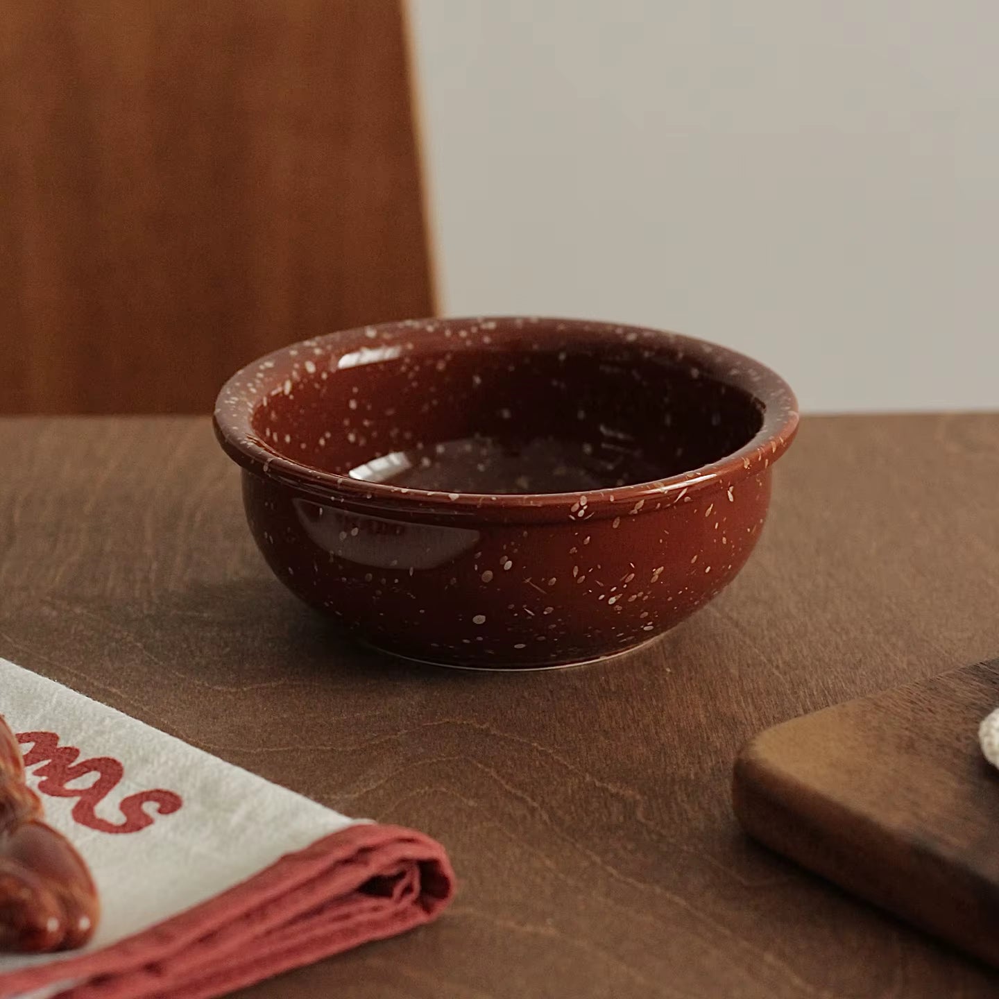 “Retro Calm at the Table” 