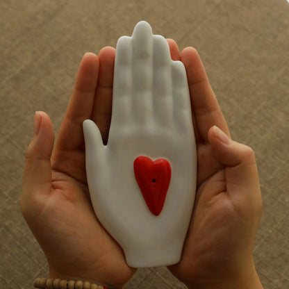 “Still Hands, Floating Scent” 